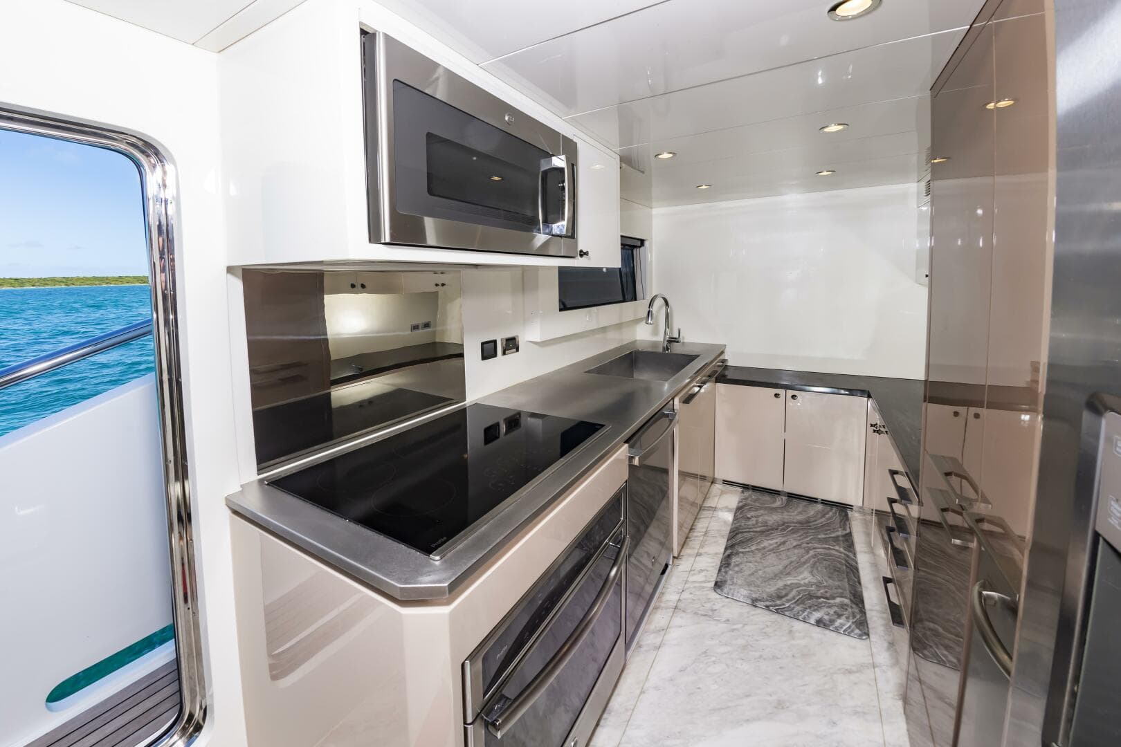 2017 Johnson 93 Flybridge — photo 37