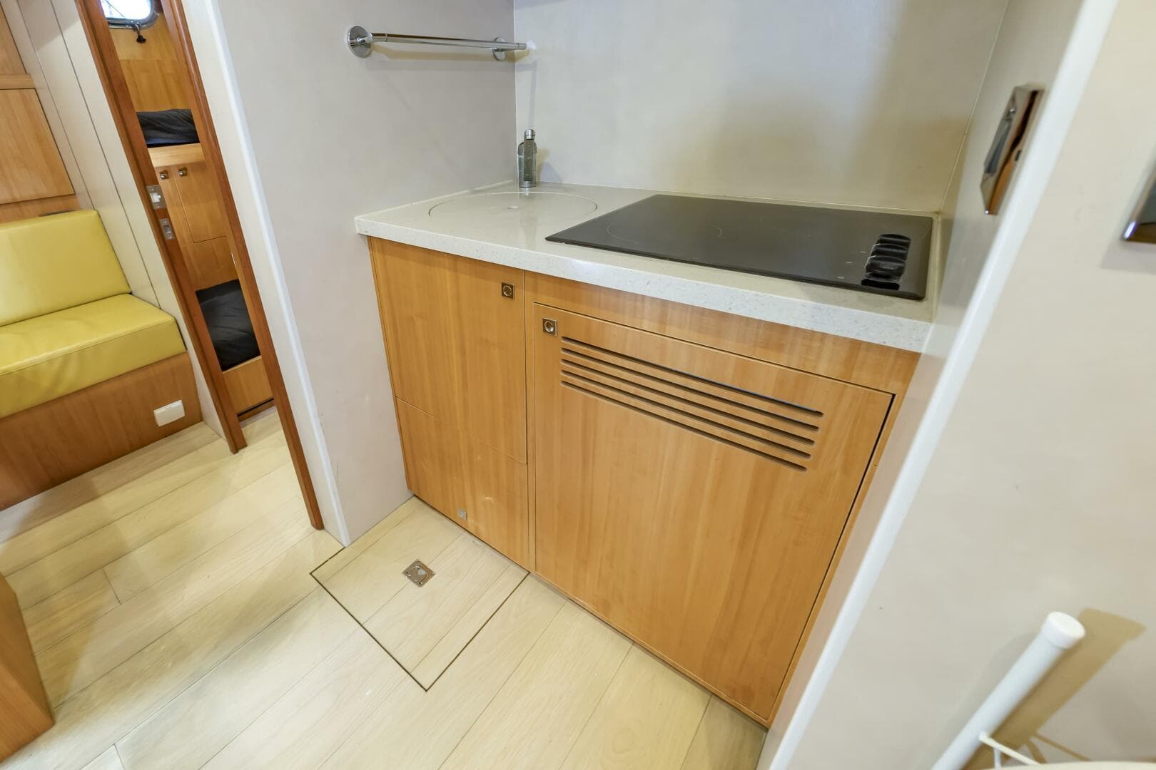 2017 Johnson 93 Flybridge — photo 96