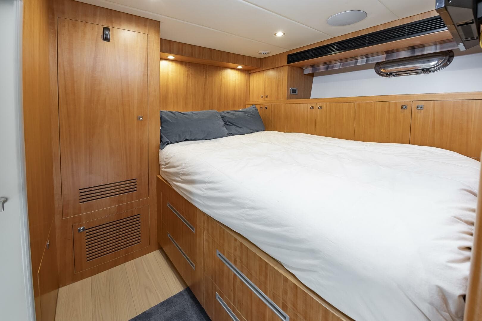 2017 Johnson 93 Flybridge — photo 102