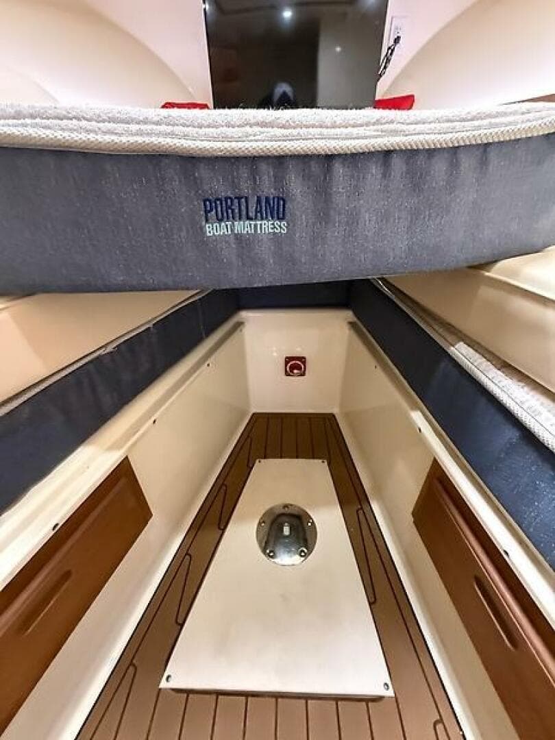 2018 Islander 27 Islander Hardback — photo 27