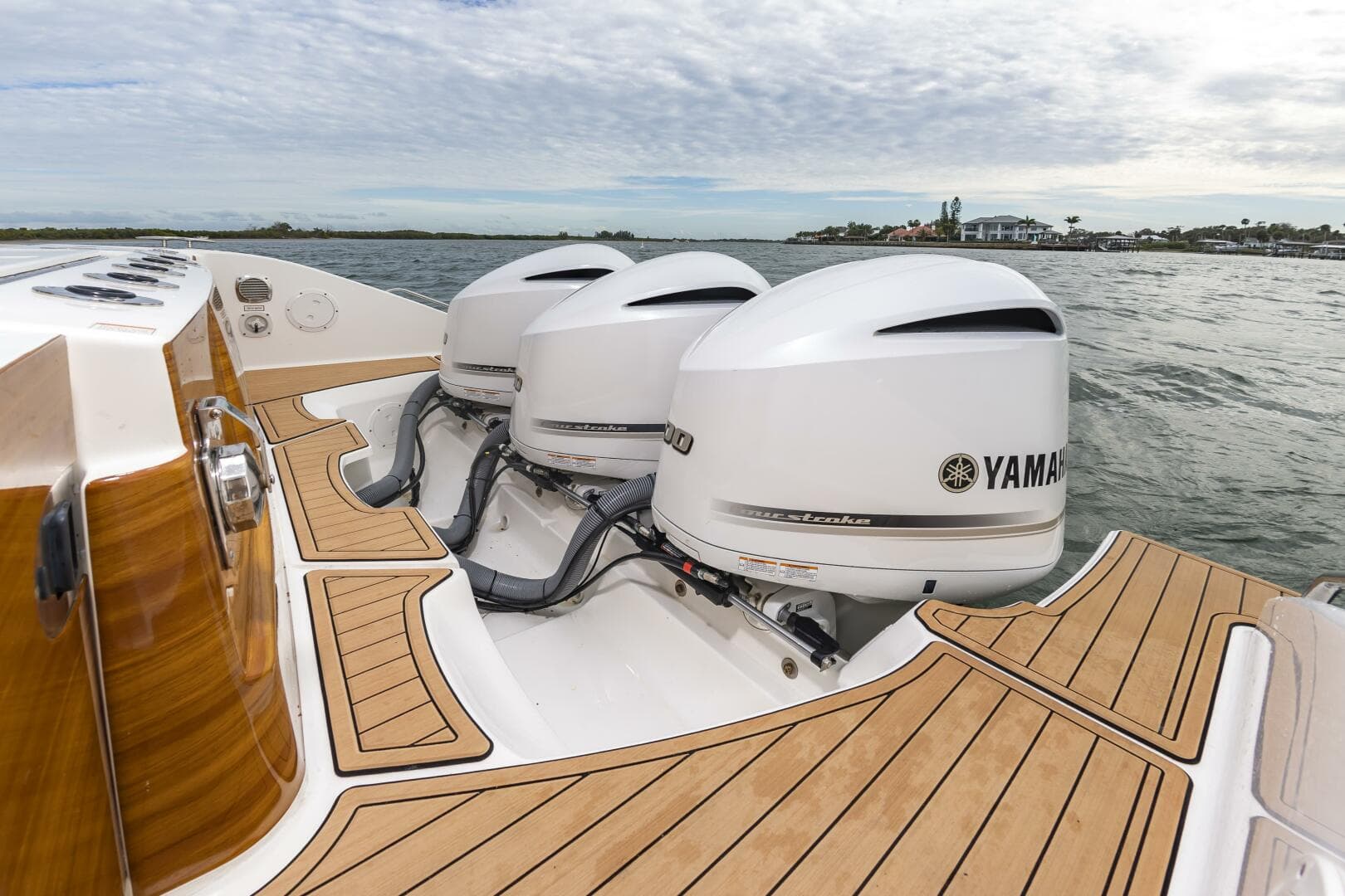 2020 Pursuit DC 365 Dual Console — photo 13