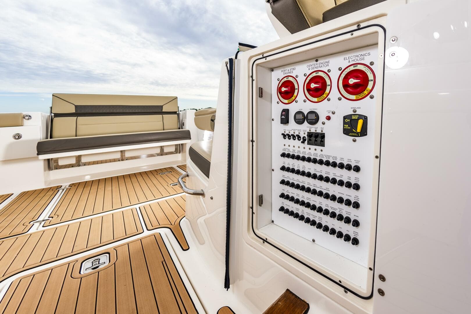 2020 Pursuit DC 365 Dual Console — photo 22