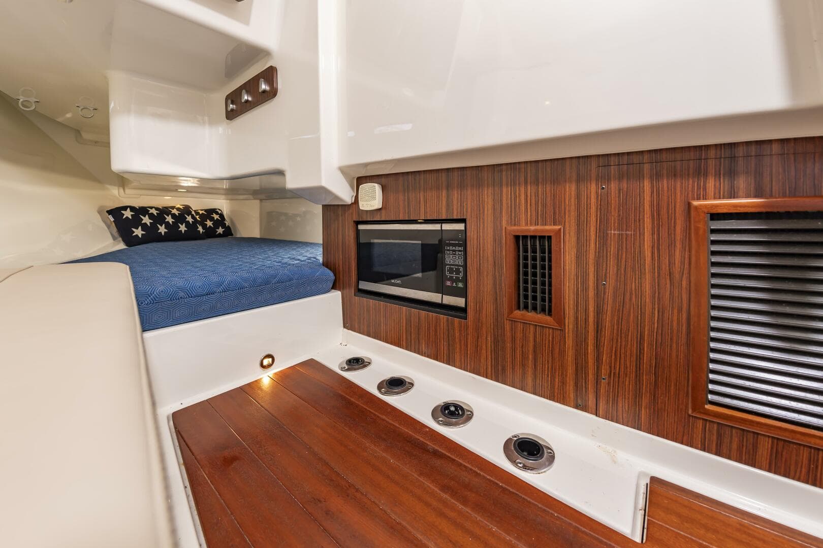 2020 Pursuit DC 365 Dual Console — photo 34