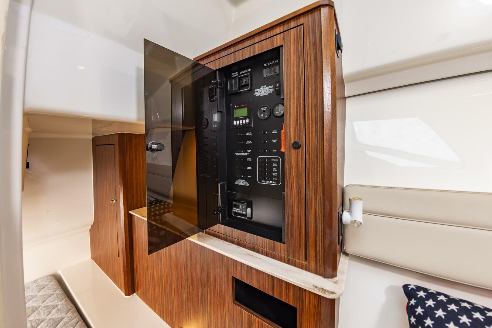 2020 Pursuit DC 365 Dual Console — photo 37
