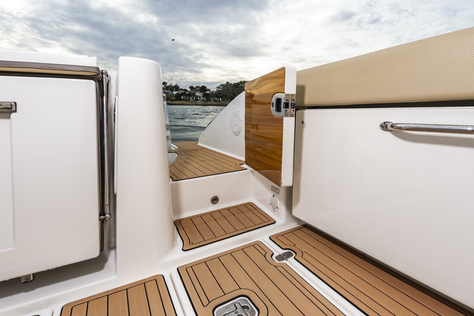 2020 Pursuit DC 365 Dual Console — photo 16