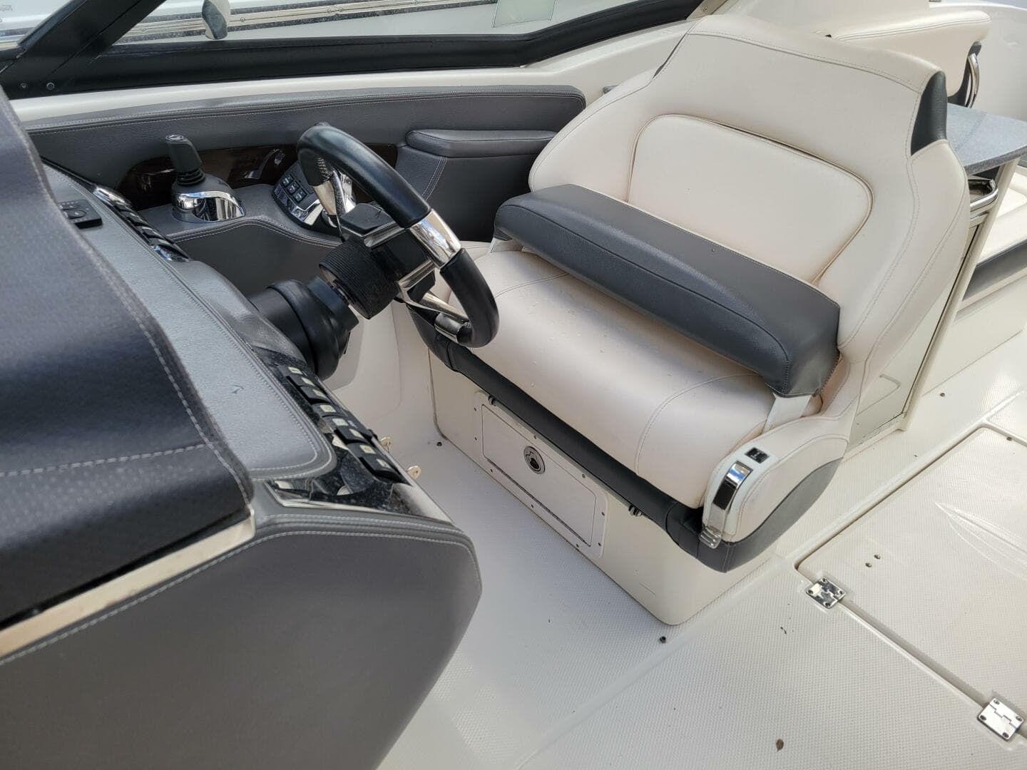 2017 Chaparral 307 Ssx — photo 14