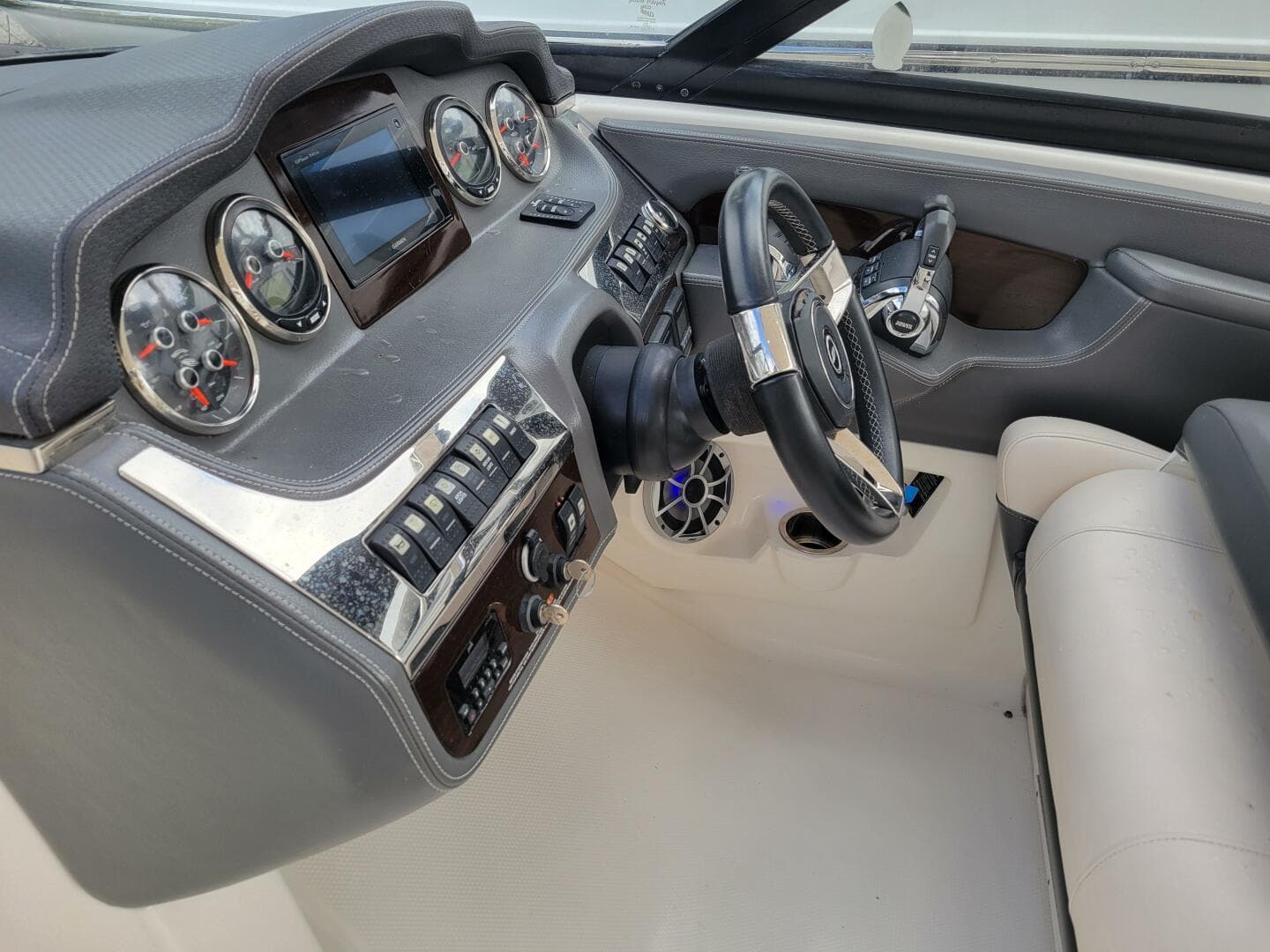 2017 Chaparral 307 Ssx — photo 13