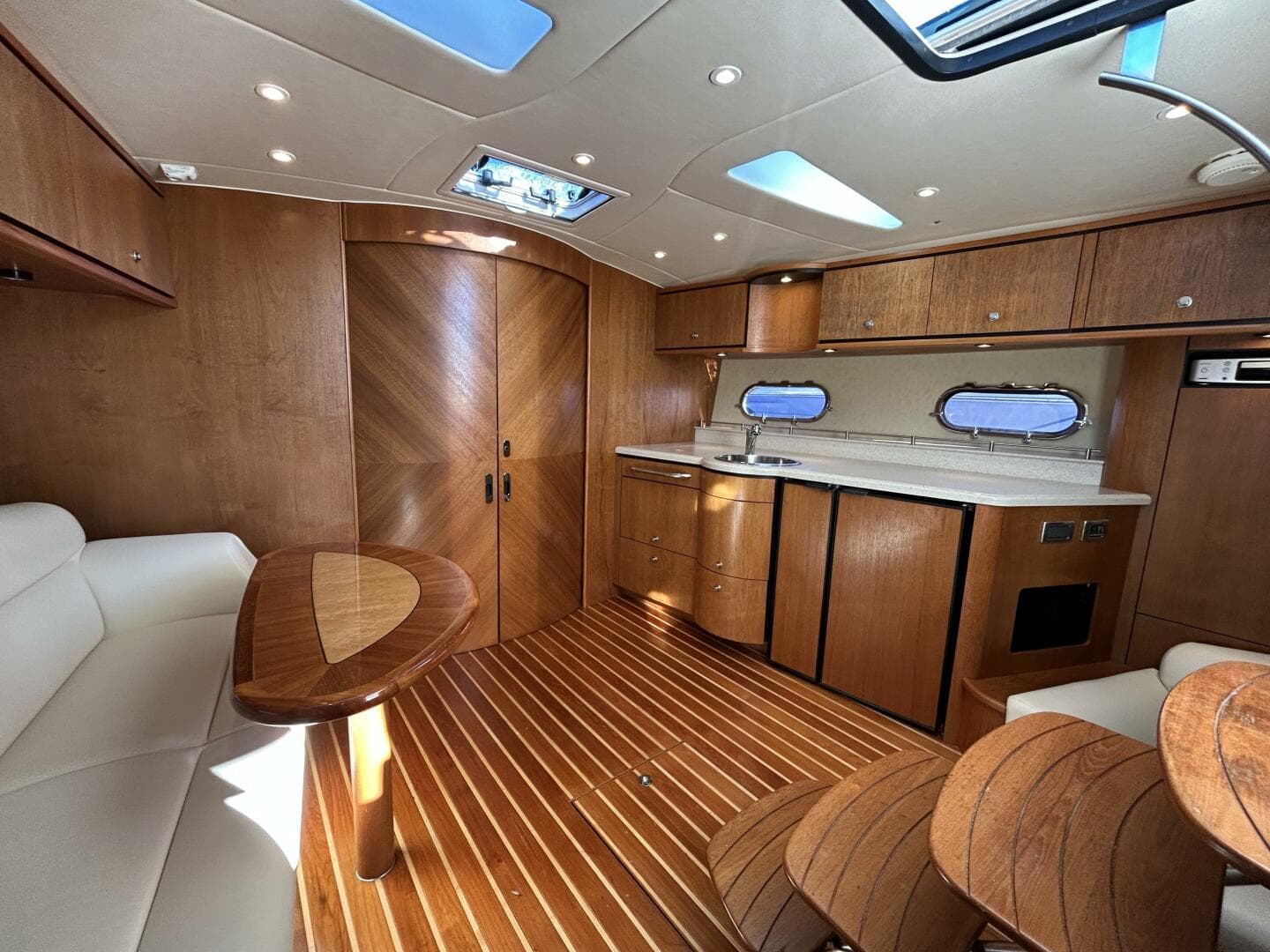 2008 Tiara Yachts 3900 Sovran — photo 11