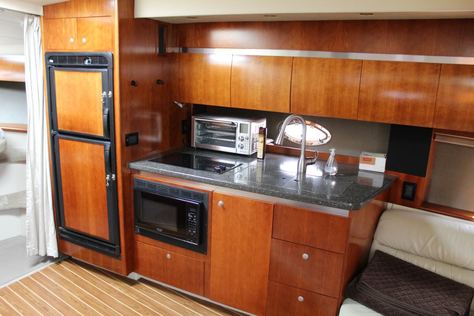 2007 Cruisers Yachts 420 Express — photo 22