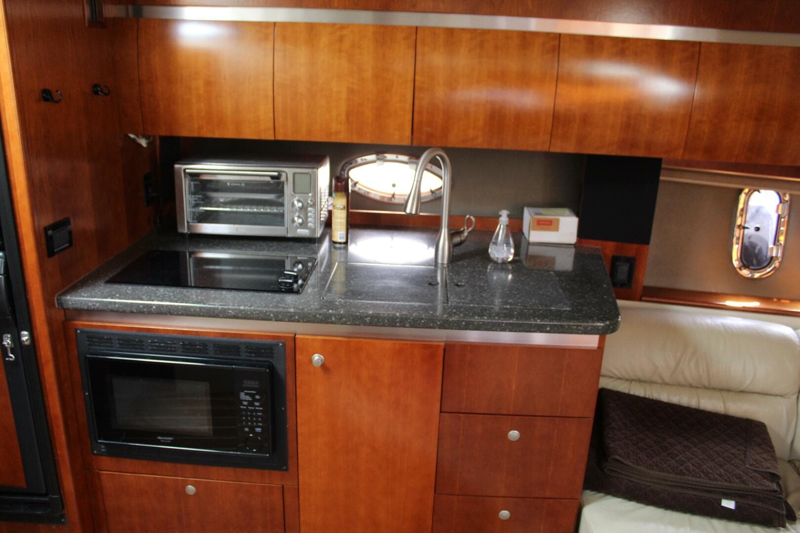 2007 Cruisers Yachts 420 Express — photo 24