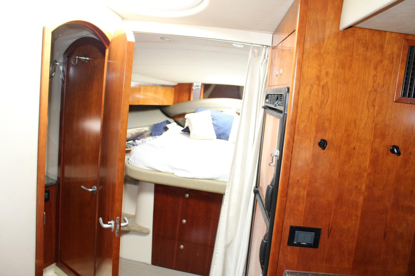 2007 Cruisers Yachts 420 Express — photo 28
