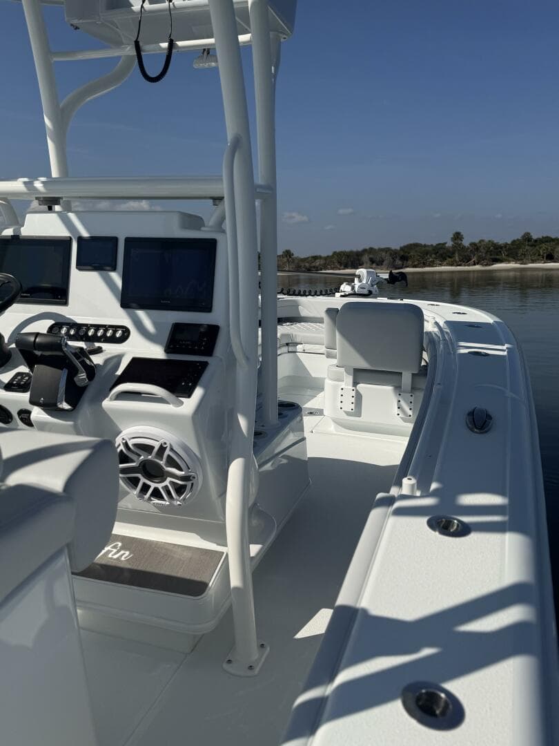 2025 Yellowfin 26 Hybrid — photo 17