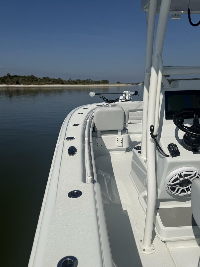 2025 Yellowfin 26 Hybrid — photo 11