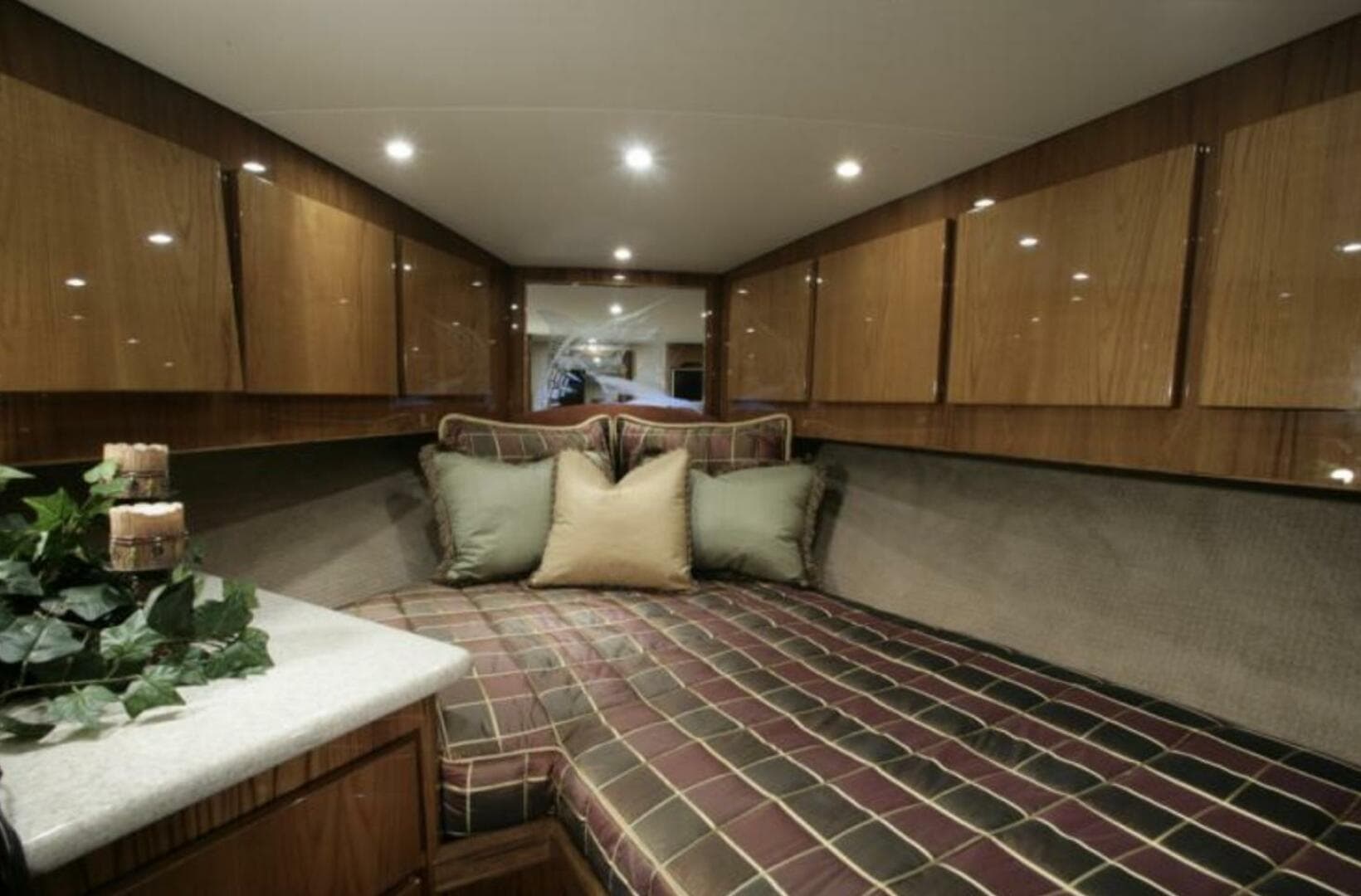 2027 Buddy Davis Davis 48 Express — photo 4