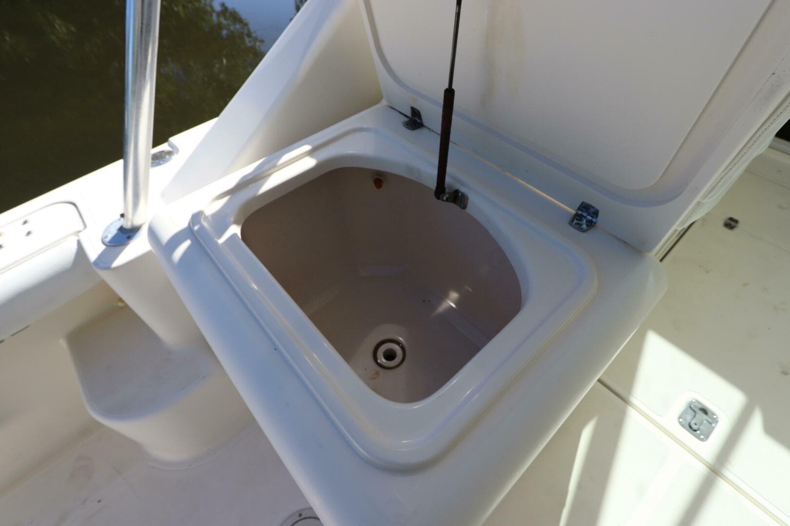 2000 Pursuit 3000 Express — photo 14