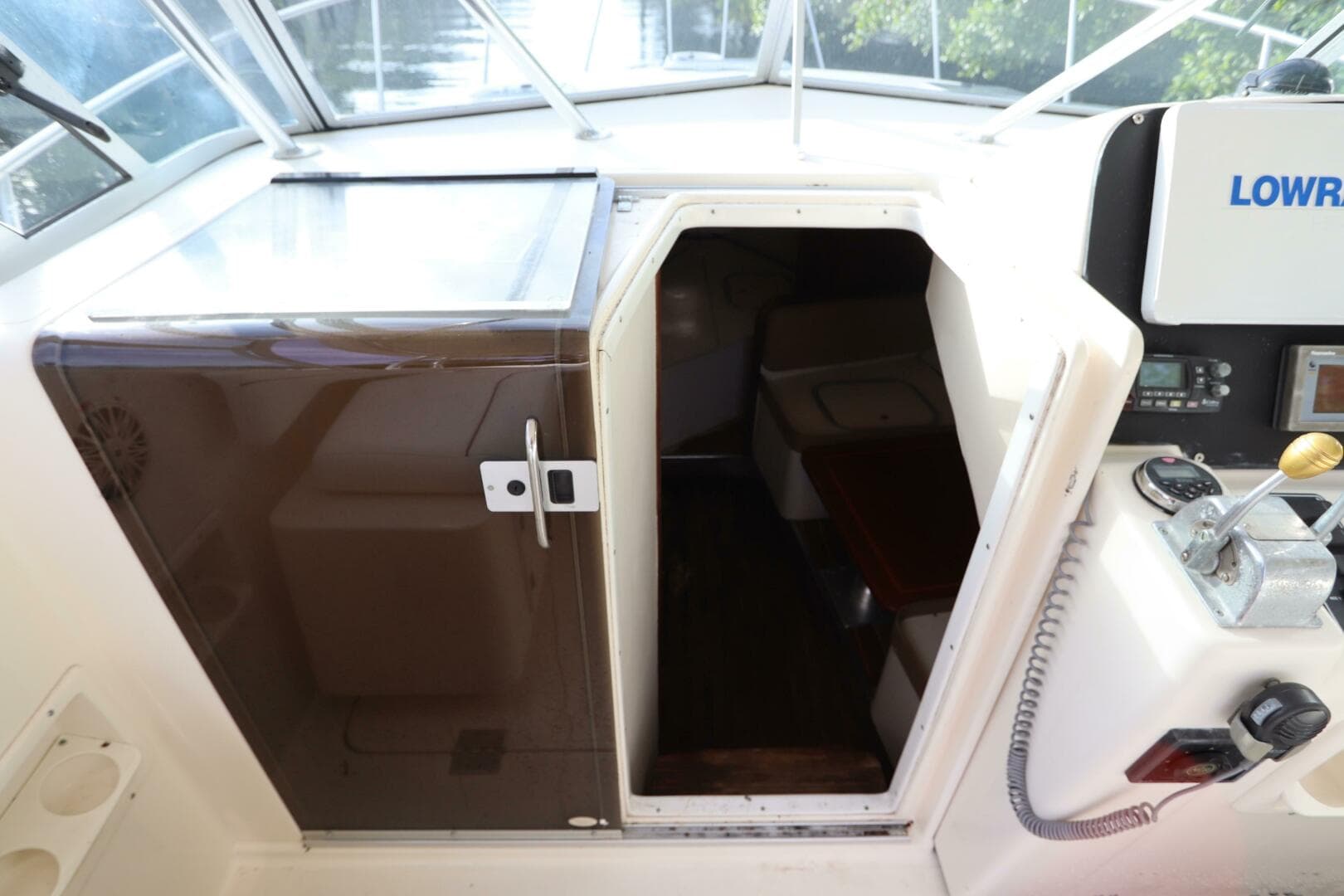 2000 Pursuit 3000 Express — photo 23