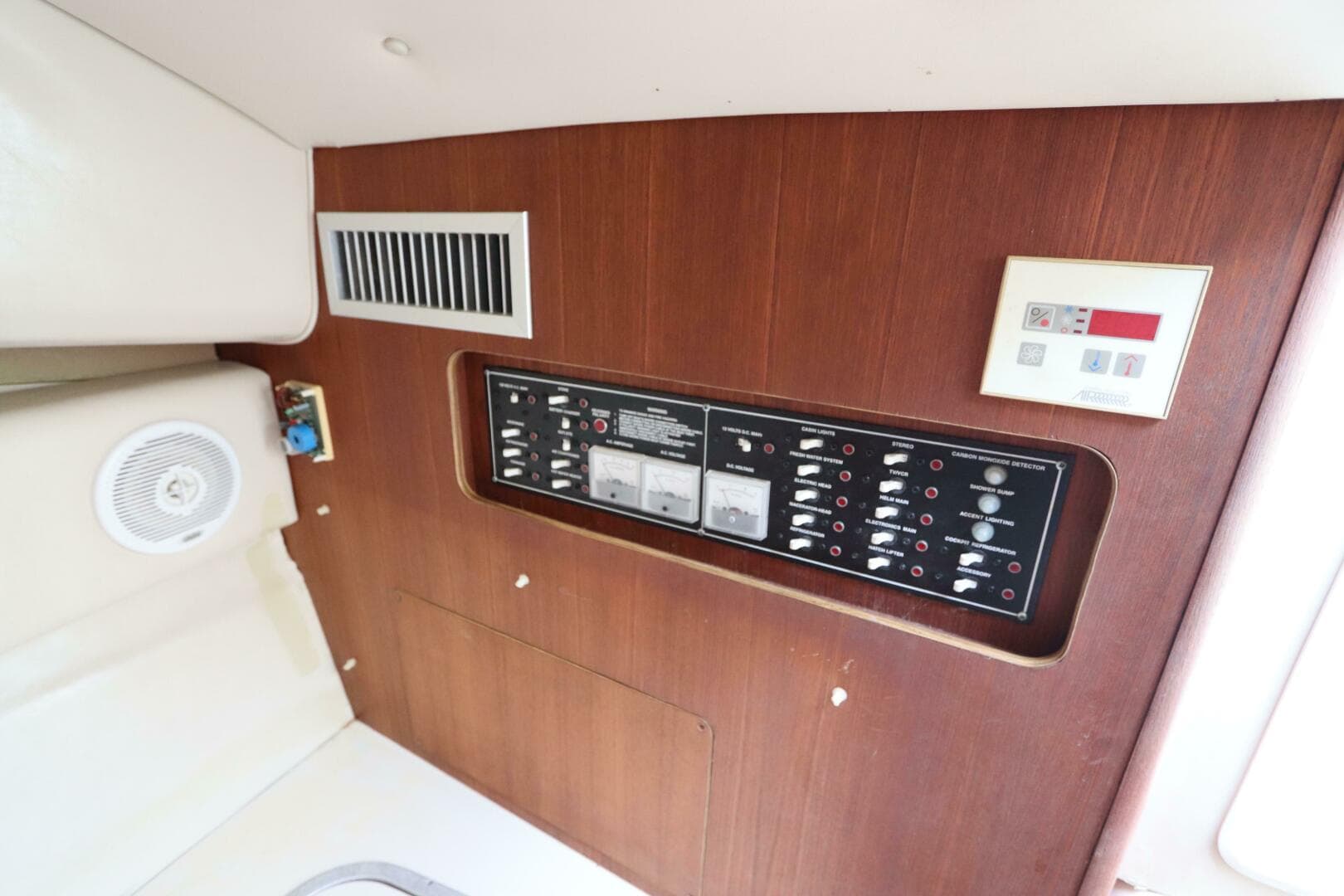 2000 Pursuit 3000 Express — photo 28