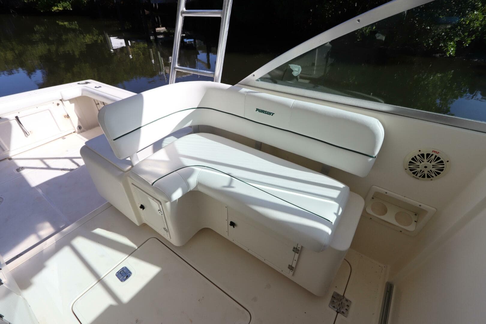 2000 Pursuit 3000 Express — photo 15