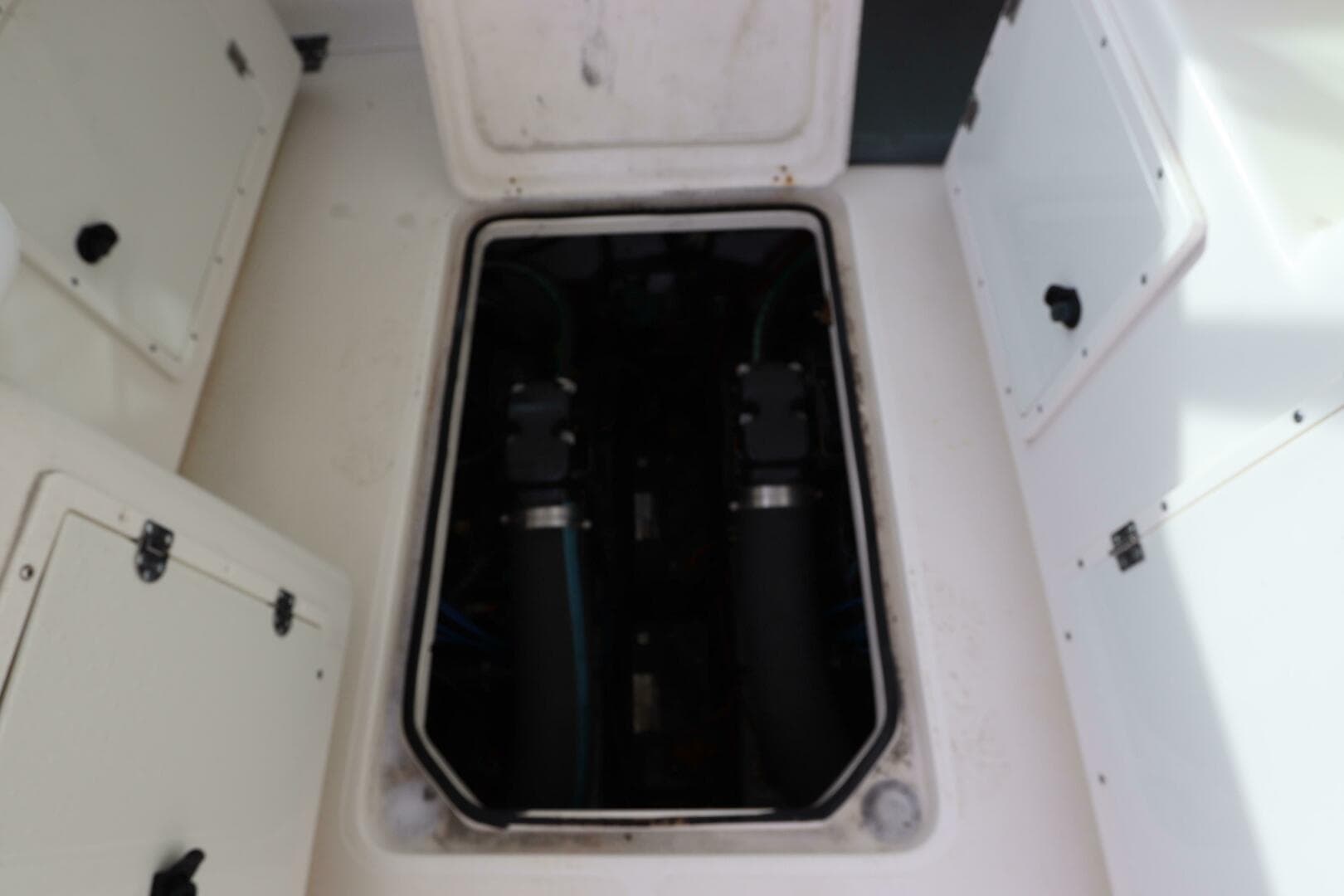 2000 Pursuit 3000 Express — photo 32