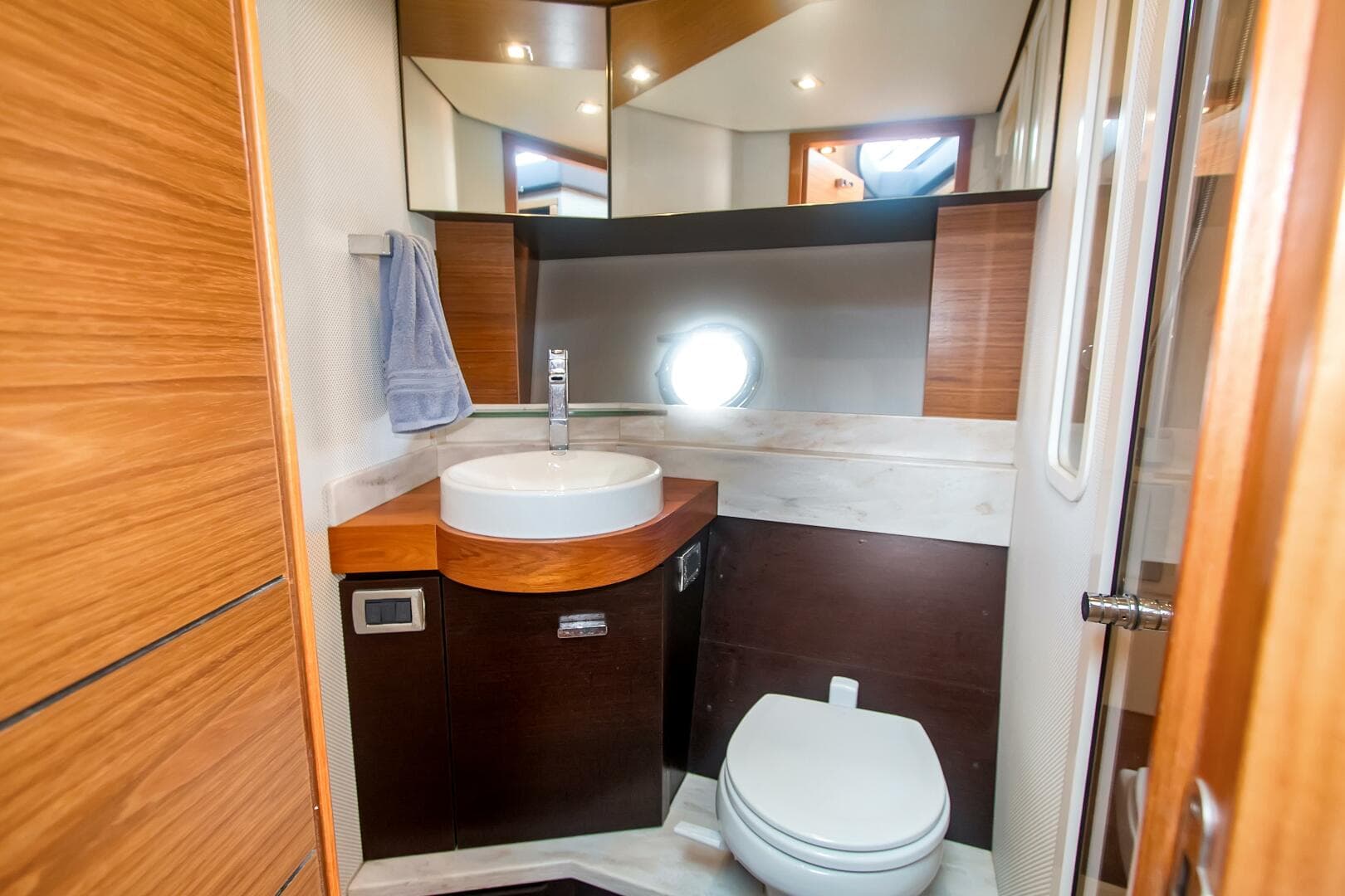 2017 Tiara Yachts 39 Coupe — photo 8