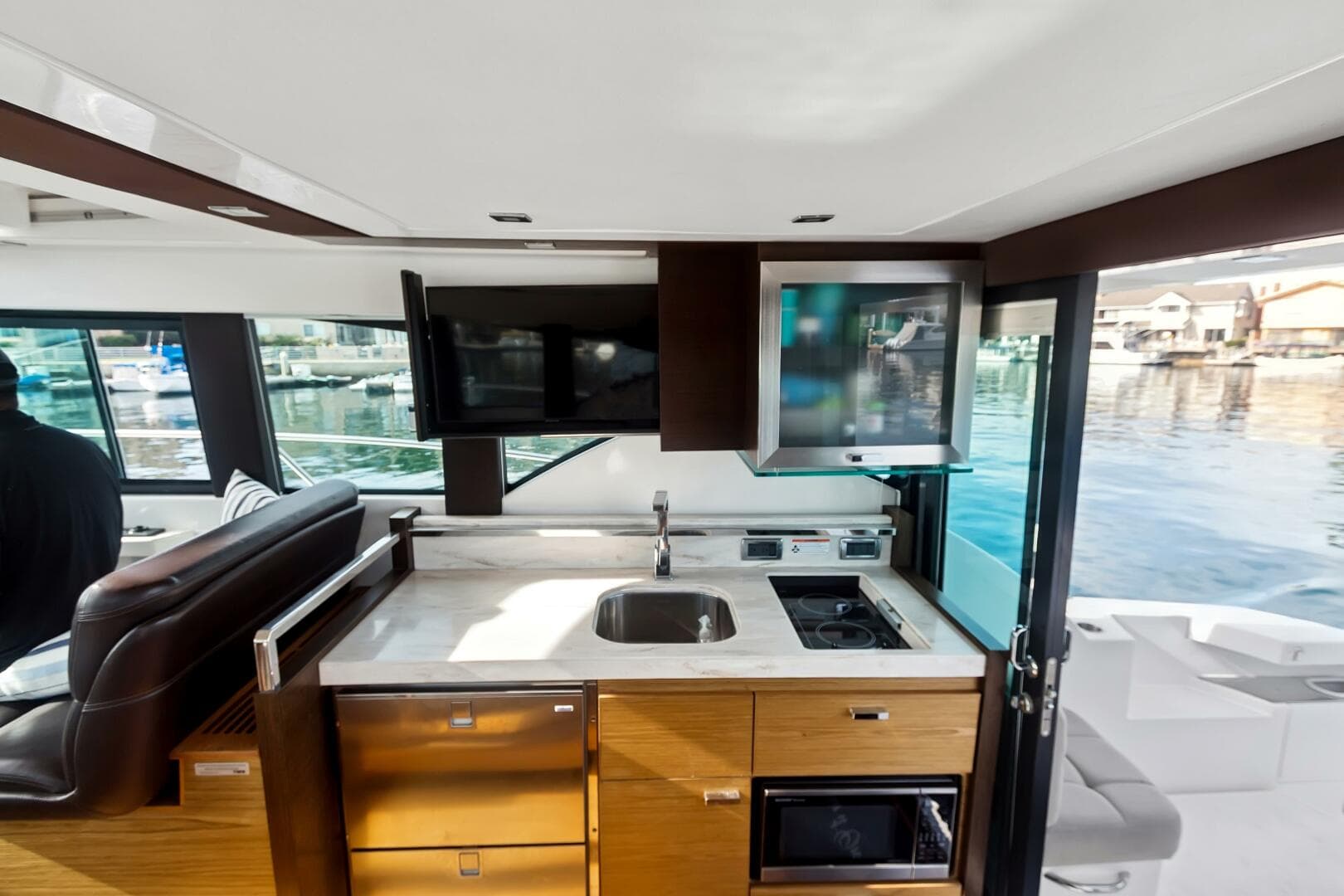 2017 Tiara Yachts 39 Coupe — photo 16