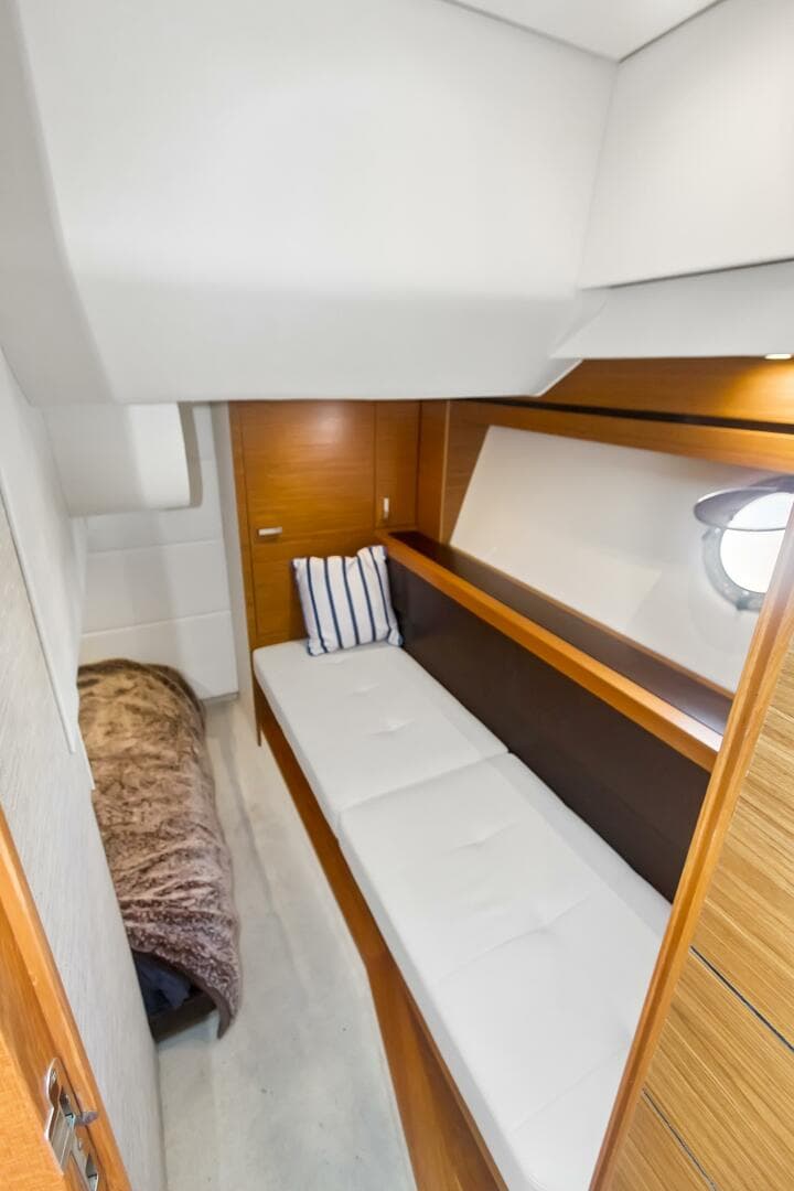 2017 Tiara Yachts 39 Coupe — photo 6