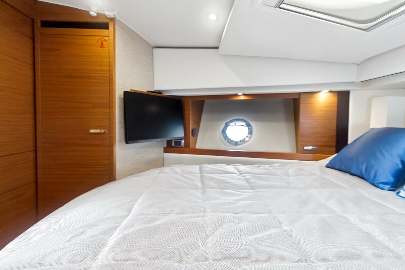 2017 Tiara Yachts 39 Coupe — photo 10