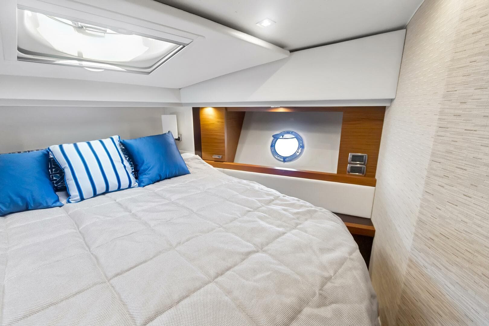 2017 Tiara Yachts 39 Coupe — photo 11