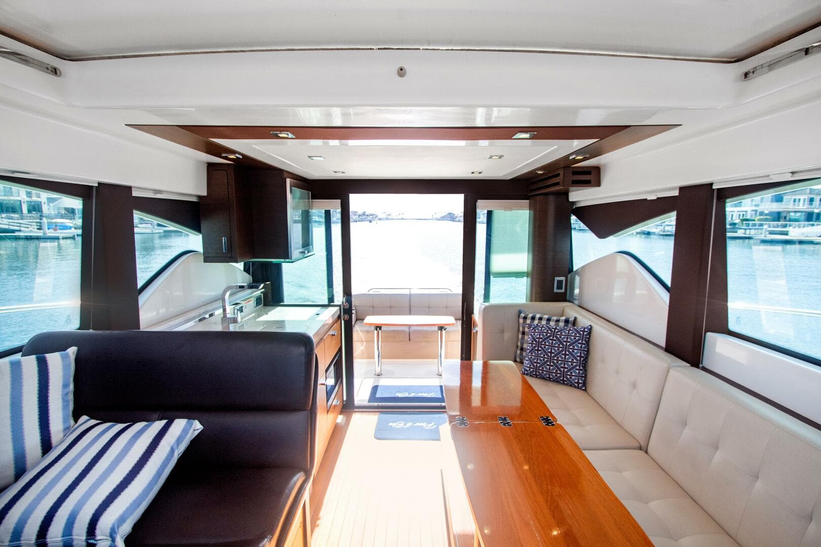 2017 Tiara Yachts 39 Coupe — photo 3