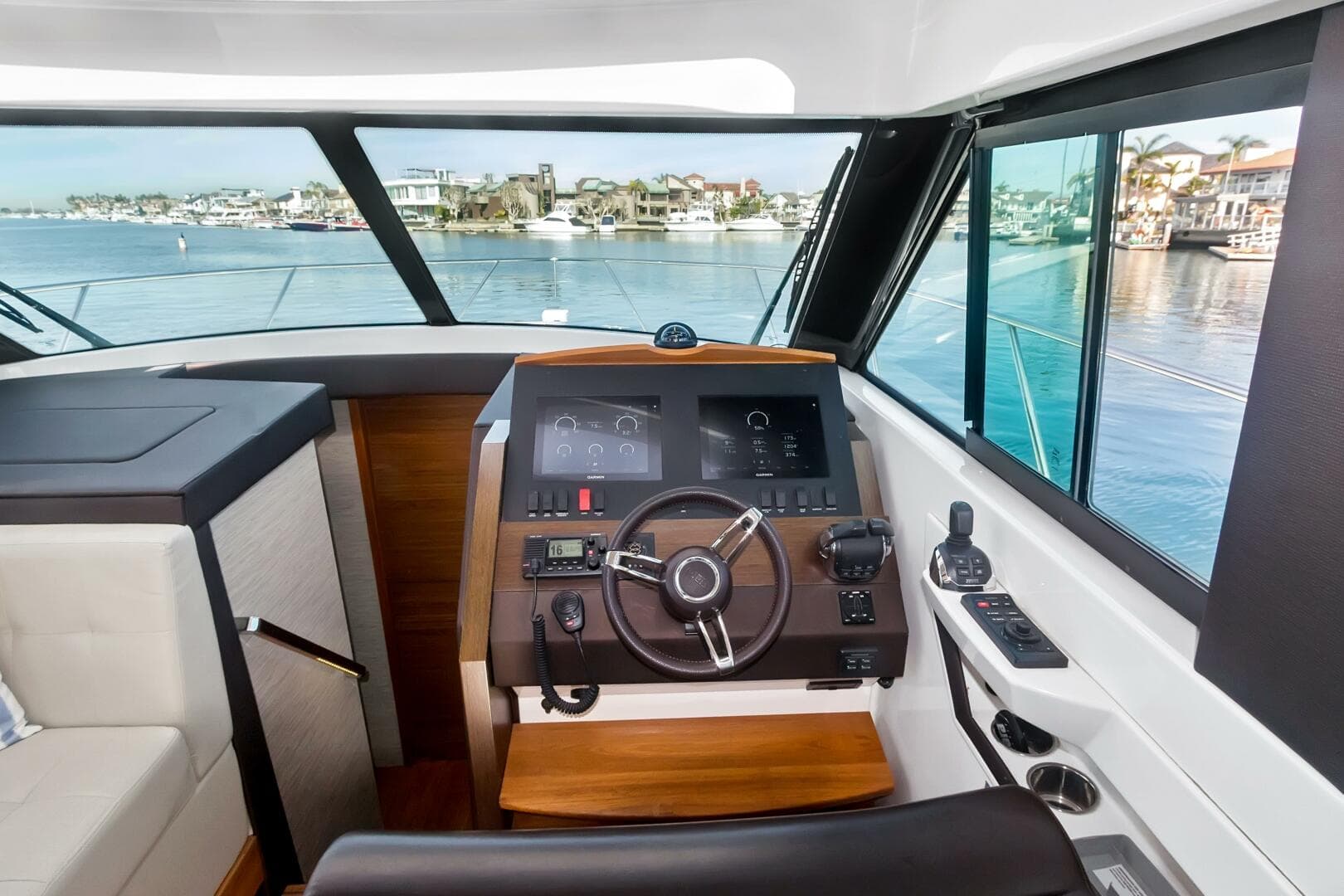 2017 Tiara Yachts 39 Coupe — photo 2