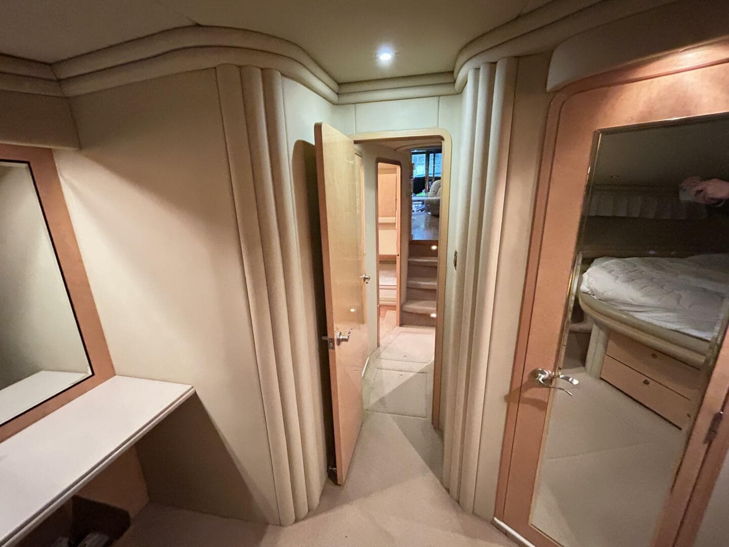 1999 Sea Ray 560 Sedan Bridge — photo 18