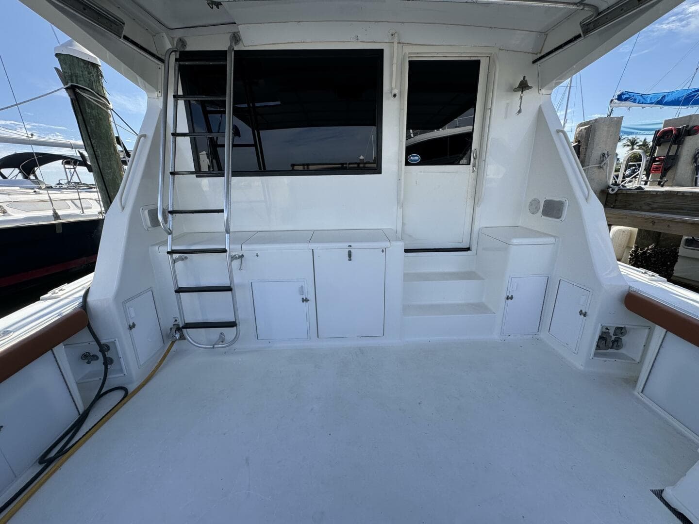 1995 Viking 58 Convertible — photo 10