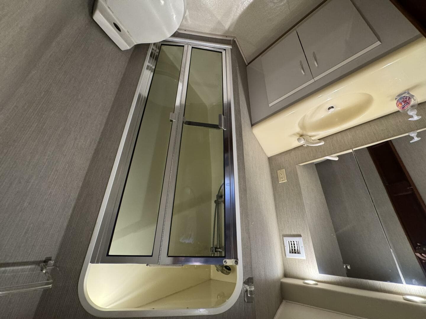 1995 Viking 58 Convertible — photo 39