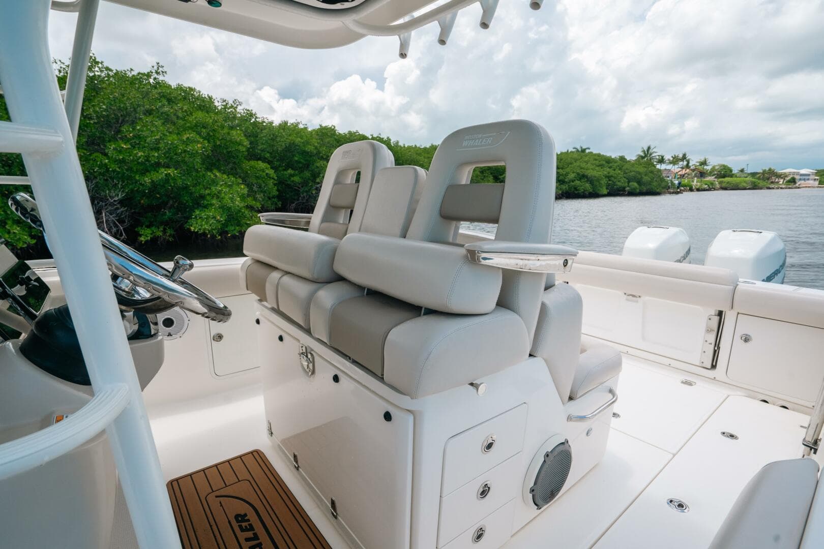2019 Center Console 330 Outrage — photo 7