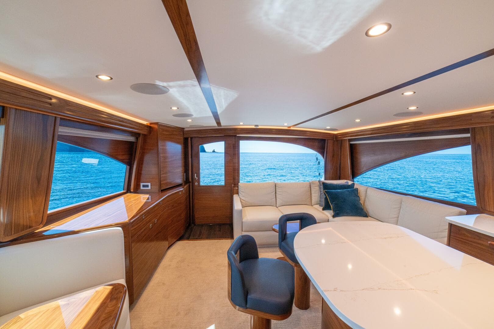 2025 Viking 58 Convertible — photo 7