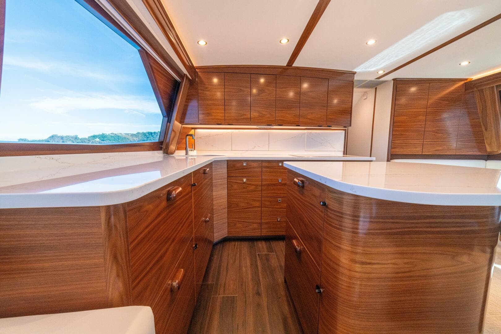 2025 Viking 58 Convertible — photo 11