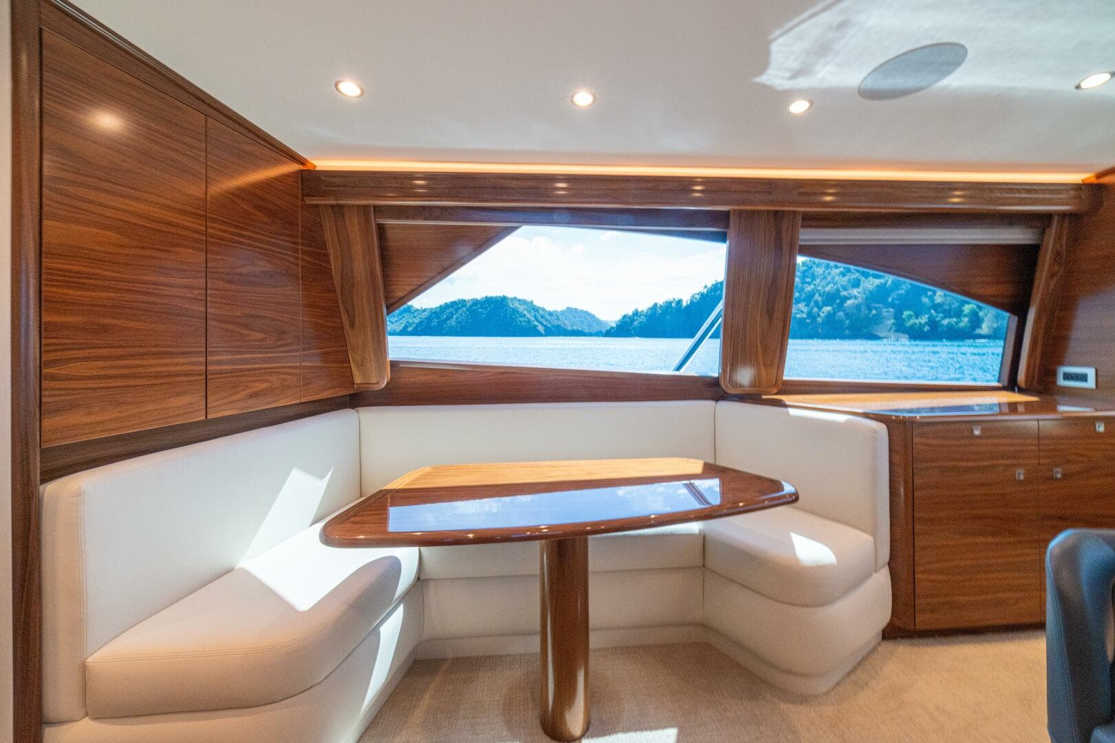 2025 Viking 58 Convertible — photo 15