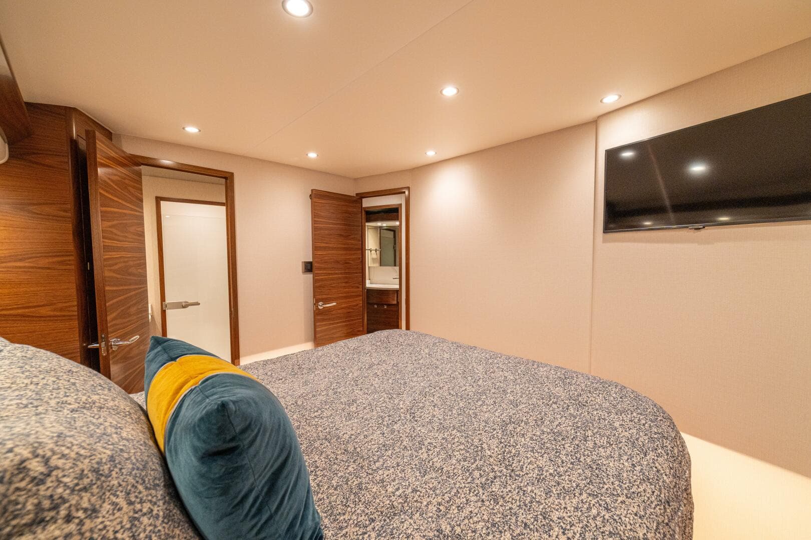 2025 Viking 58 Convertible — photo 19