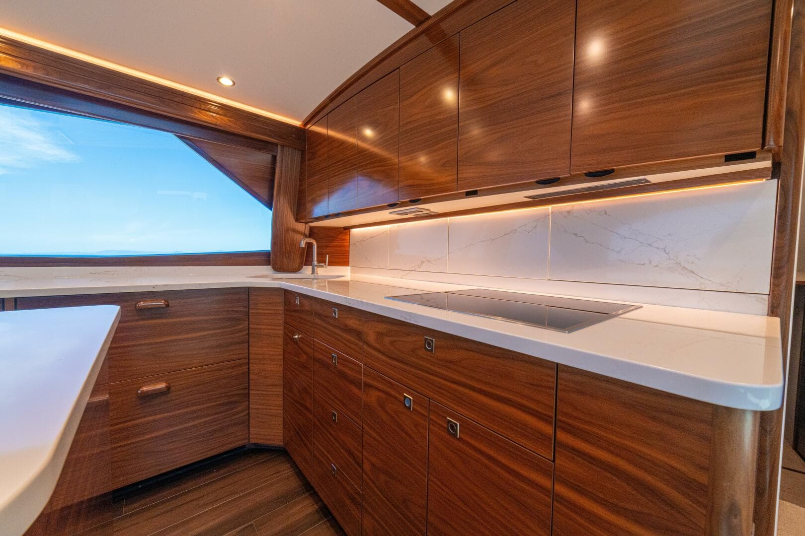 2025 Viking 58 Convertible — photo 13