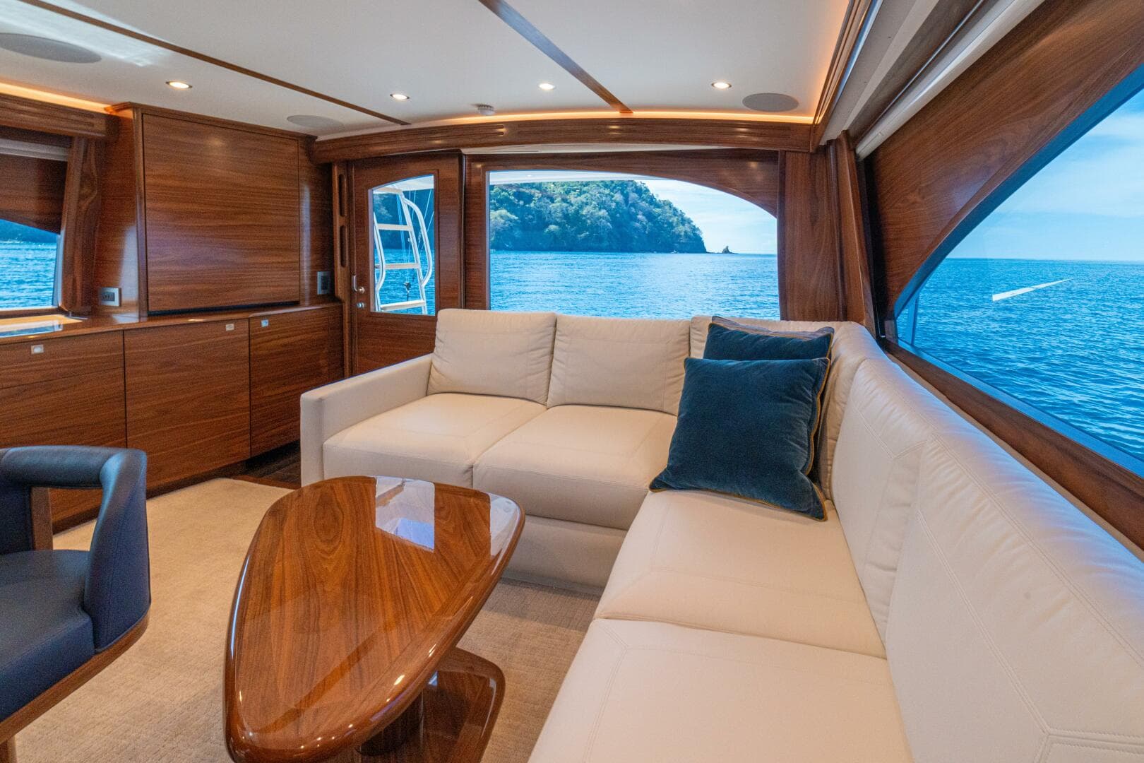 2025 Viking 58 Convertible — photo 8