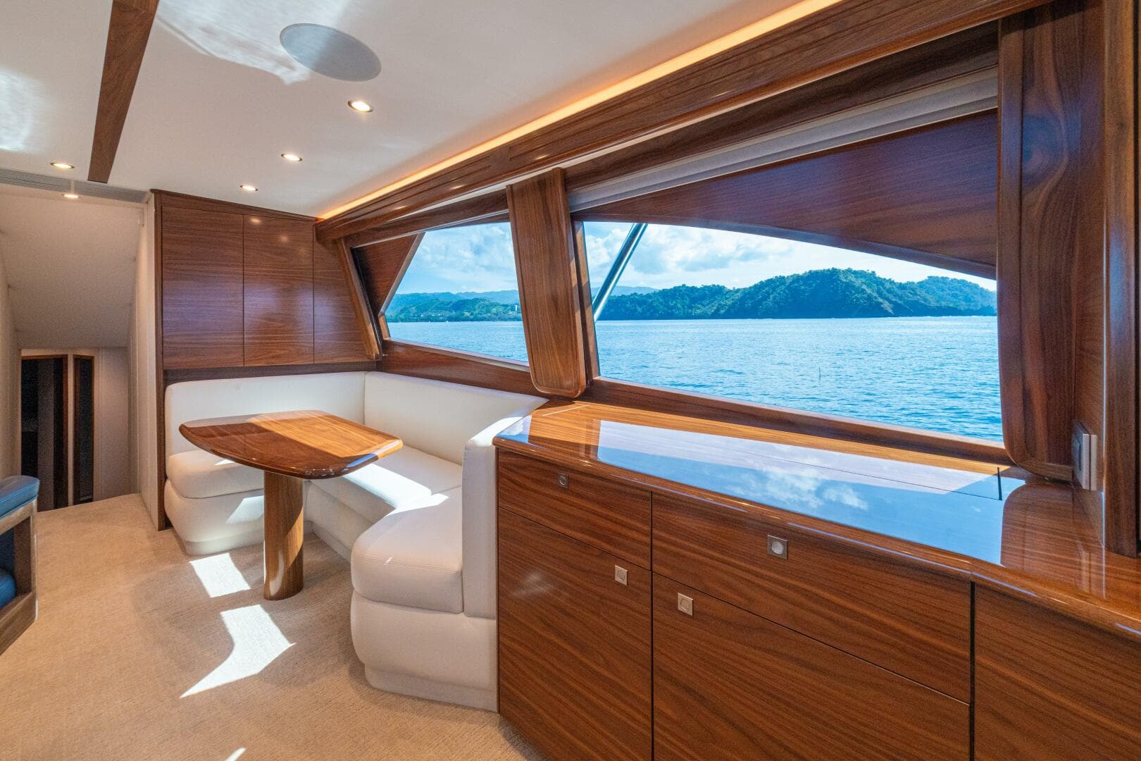 2025 Viking 58 Convertible — photo 16