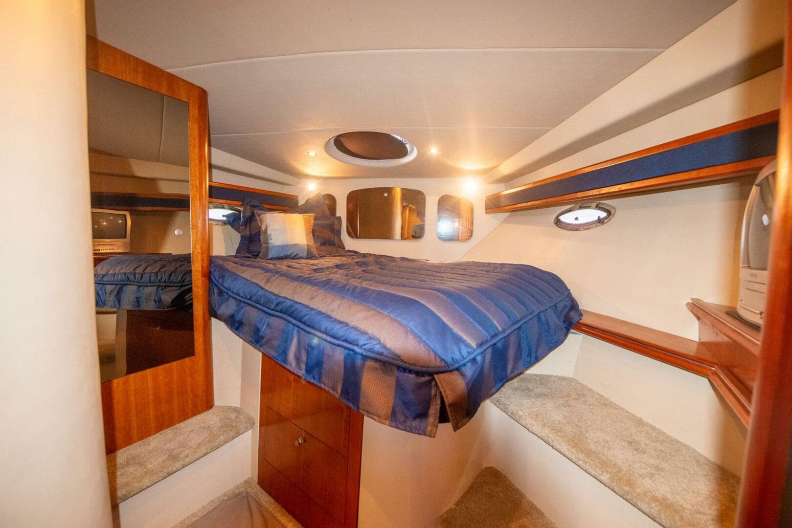 2006 Cruisers Yachts 370 Express — photo 3