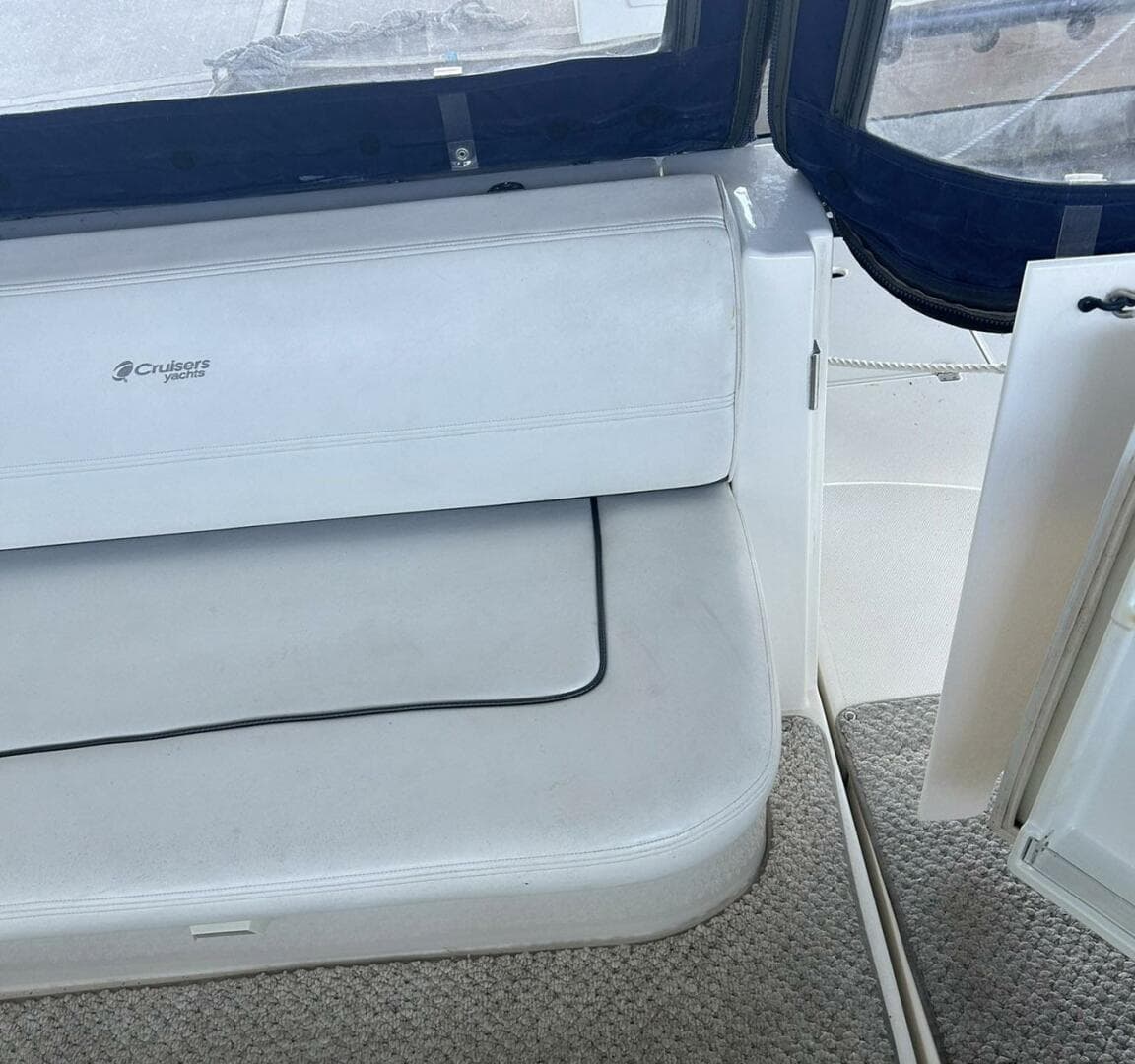 2006 Cruisers Yachts 370 Express — photo 13