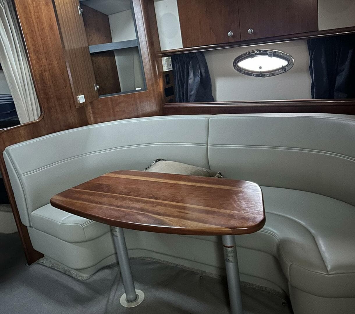 2006 Cruisers Yachts 370 Express — photo 6