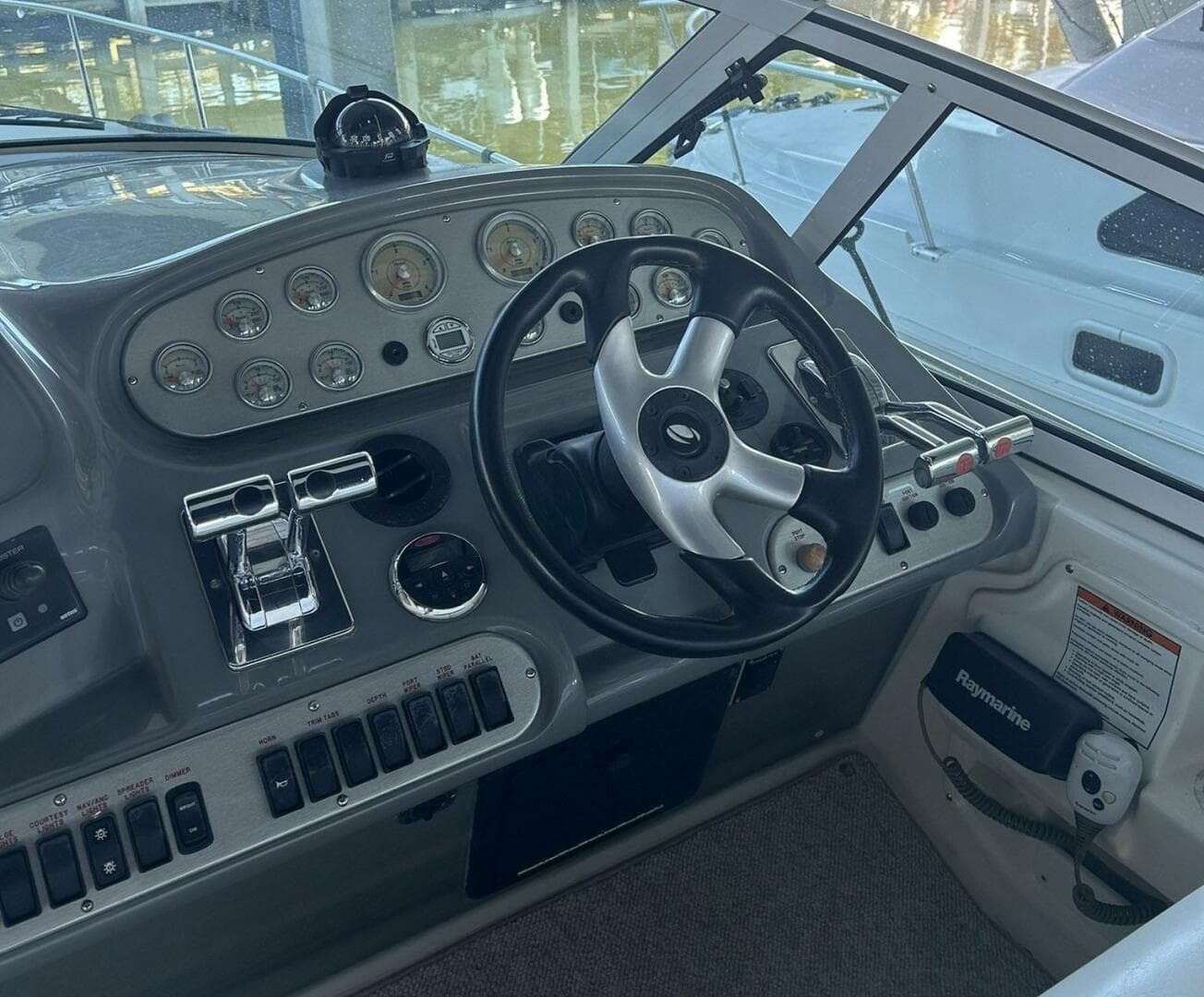 2006 Cruisers Yachts 370 Express — photo 9