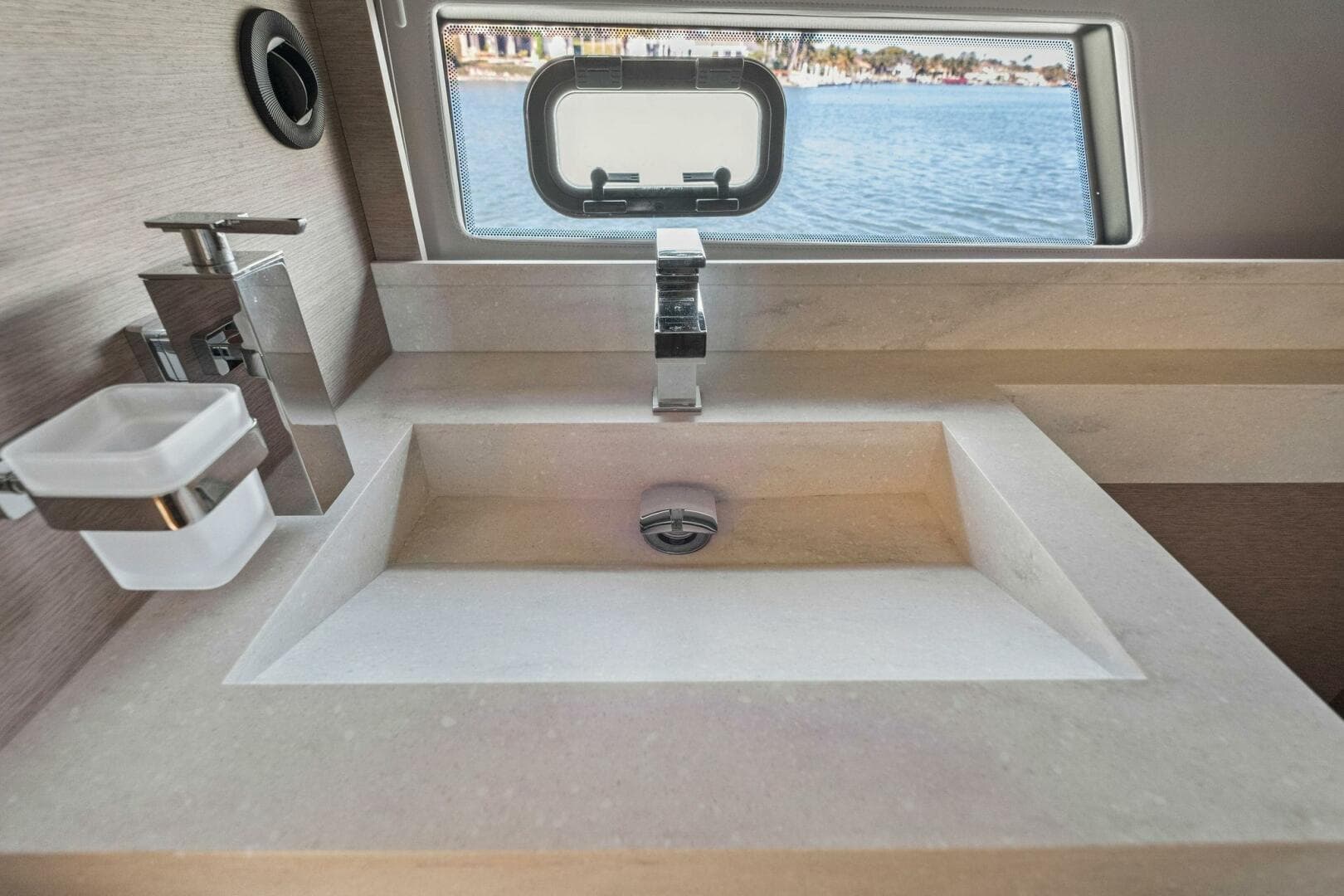 2022 Prestige 520 Flybridge — photo 31