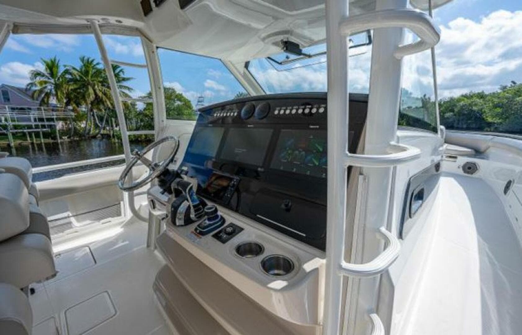 2020 Boston Whaler Outrage — photo 9