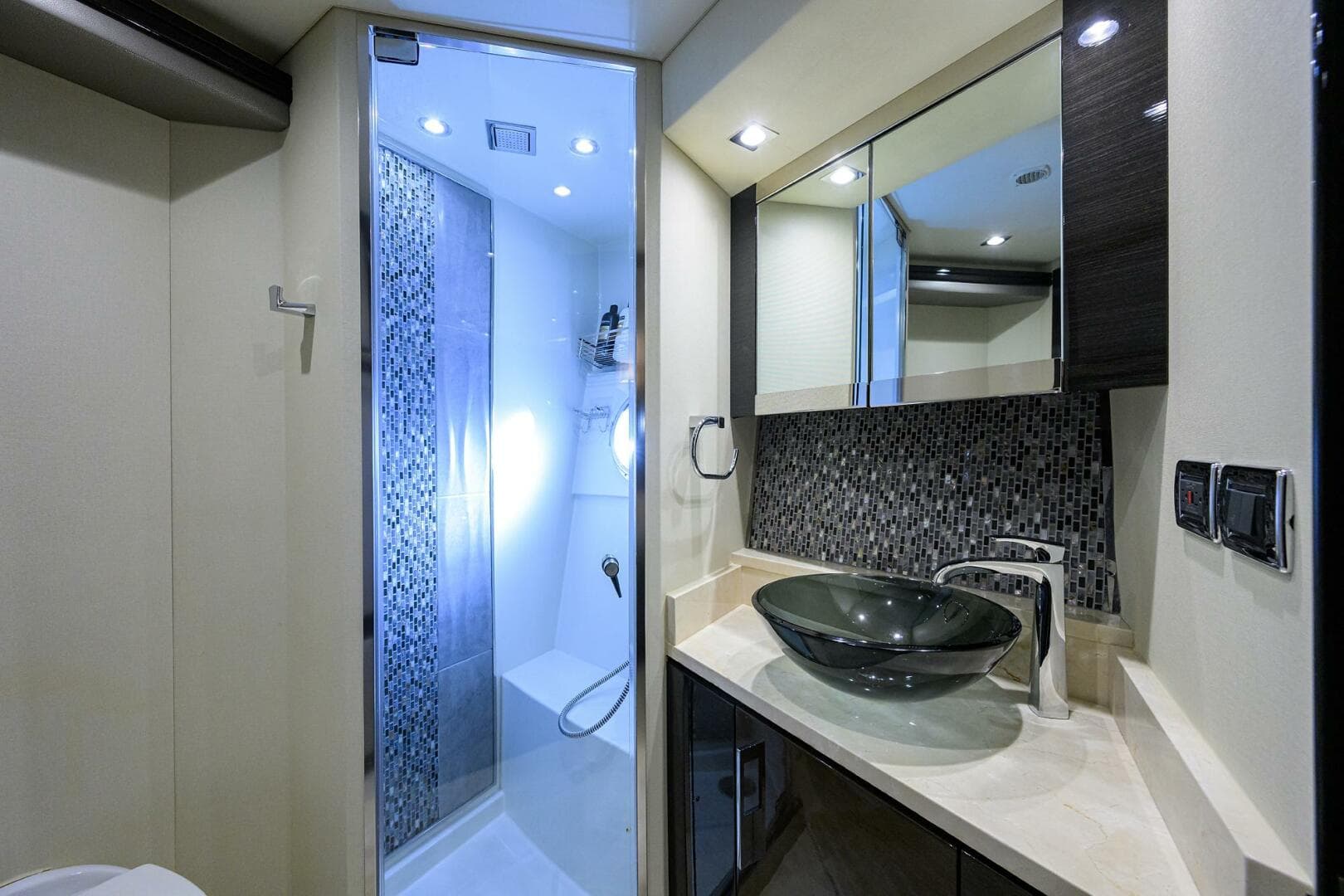 2016 Marquis 660 Sport Yacht — photo 16