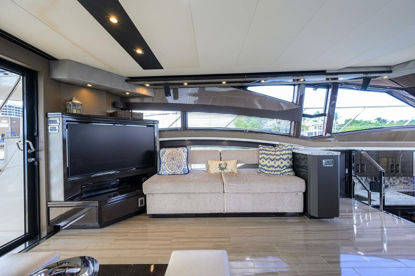 2016 Marquis 660 Sport Yacht — photo 5