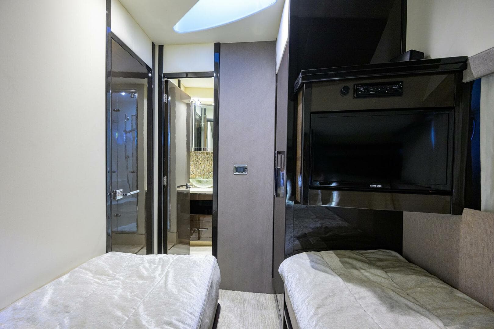 2016 Marquis 660 Sport Yacht — photo 18